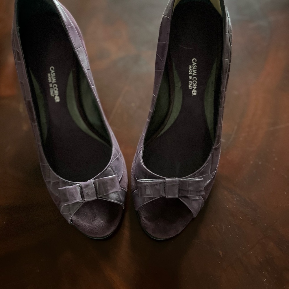 Casual Corner made in Italy Suede peep toe pump